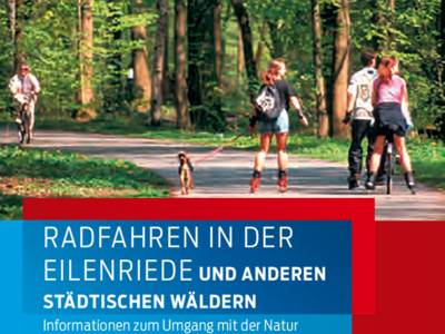 Ausschnitt aus dem Titelbild des Flyers "Radfahren in der Eilenriede und anderen städtischen Wäldern": Eine Gruppe mit Roller-Blade-Fahrern und Hund sowie einer Fahrradfahrerin begegnen auf einem Radweg im Wald einem anderen Radfahrer.