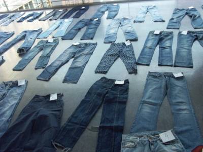 Viele Hosen, überwiegend Jeans, ausgebreitet nummeriert und ausgebreitet auf dem Boden.