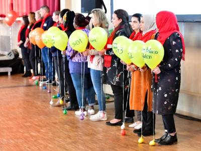 Die Stadtteilmütter und Stadtteilväter präsentieren die Statistik mit Hilfe von bemalten Luftballons