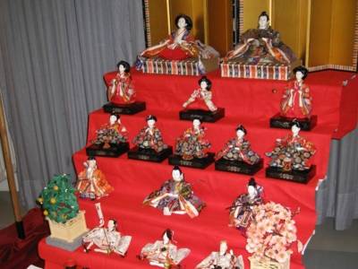 Filigrane japanische Figuren, die auf einem Podest angeordnet sind