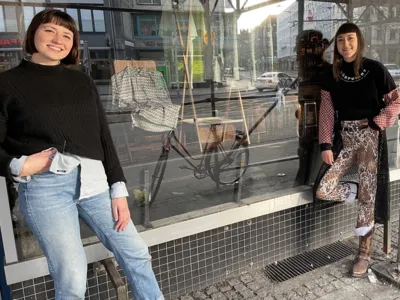 Zwei Frauen vor einem Schaufenster