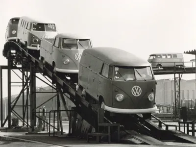 Fahrzeuge auf einem Flie&szlig;band.