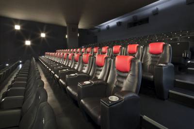 Sitzreihe aus Leder in einem Kinosaal