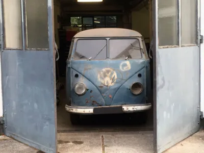 VW-Bulli Oldtimer in ge&ouml;ffneter Garagenausfahrt.