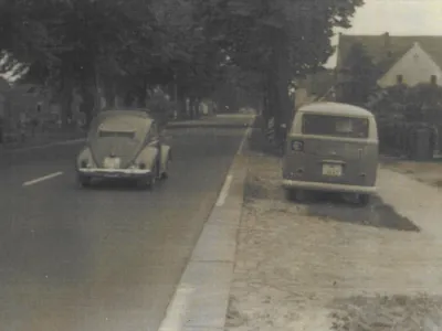 Stra&szlig;enverkehrsszene. Historische Schwarz-Wei&szlig;-Aufnahme.