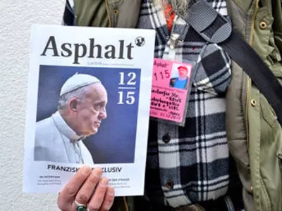 Mann h&auml;lt Zeitung in der Hand