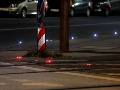 Rote Lichter sind in eine Straße eingelassen.