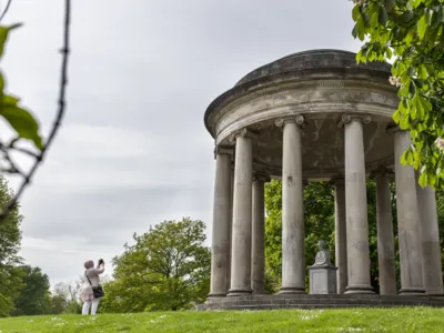 Kleiner Rundtempel in einer Parklandschaft.