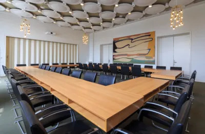 Saal mit rechteckigem Situngstisch