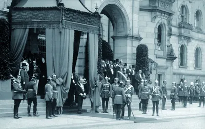 Menschen vor historischem Geb&auml;ude
