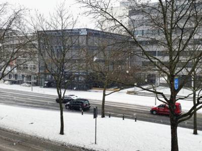 Straßenverkehr bei Schneefall