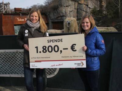 Zwei Frauen halten einen großen Scheck mit Aufschrift "1800 Euro" hoch