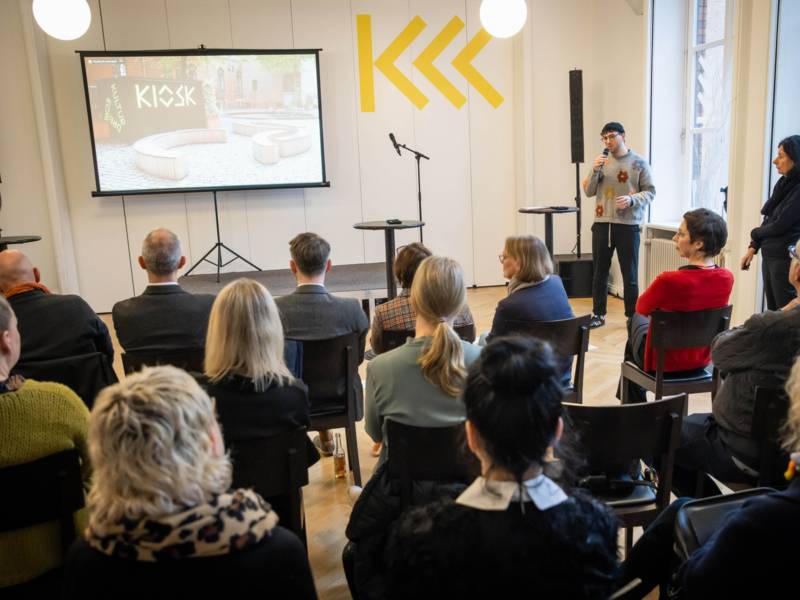 Menschen bei einer Pressekonferenz.