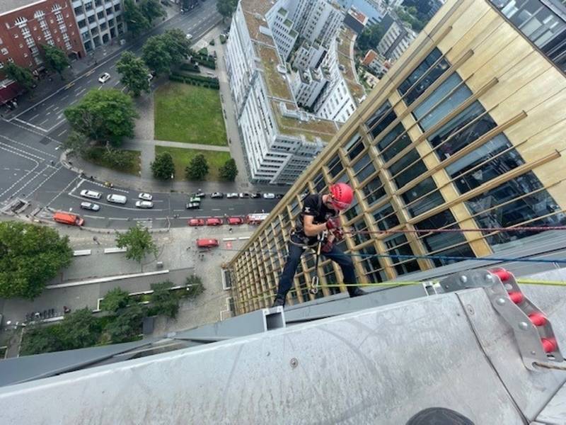 Ein Höhenretter der Feuerwehr Hannover an einem Gebäude in Berlin