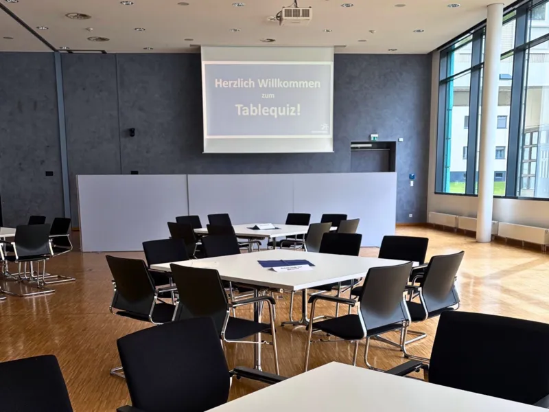 Vorbereitete Tische für das Quiz im Haus der Region