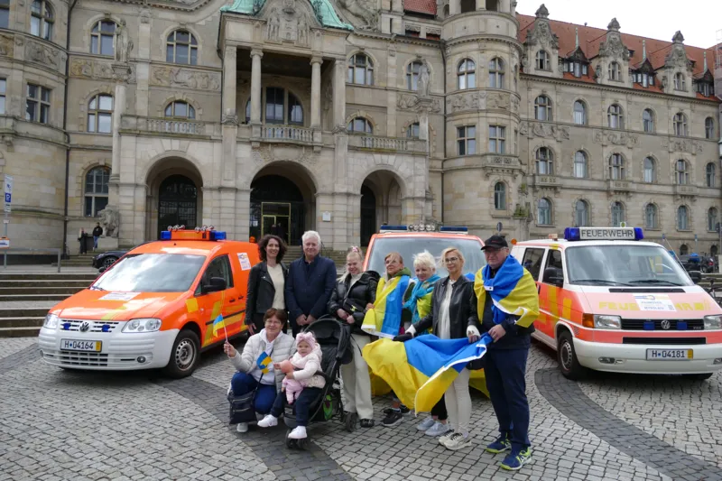 Der Fahrzeugkonvoi vor dem Neuen Rathaus startete am 11. Juni Richtung Mykolajiw. 
Im Bild die Leiterin des B&uuml;ros f&uuml;r internationale Angelegenheiten der Stadt Hannover Marie Bullet (links) mit einer Gruppe ukrainischen Menschen aus Hannover.