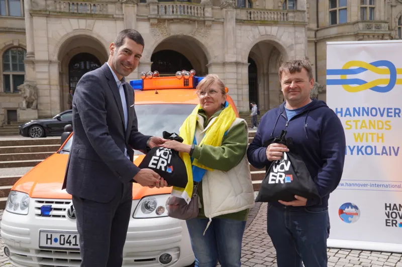 ukrainische Fahrer*innen bringen die Fahrzeuge zur &Uuml;bergabe an der ukrainischen Grenze.