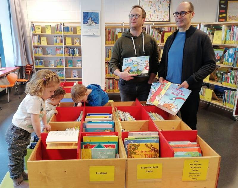 Ingo Siegner, Kinderbuchautor und -illustrator und Prof. Dr. Tom Becker, Direktor Stadtbibliothek Hannover mit Kindern der Kita Frechen Rübe.