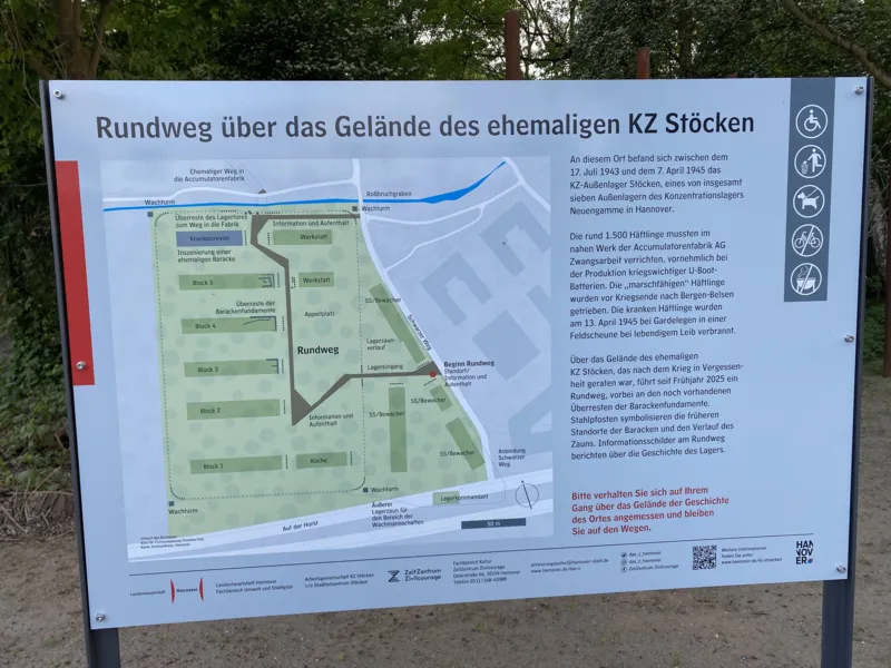 Eine Informationstafel mit einem eingezeichneten Weg. "Rundweg &uuml;ber das Gel&auml;nde des ehemaligen KZ St&ouml;cken"