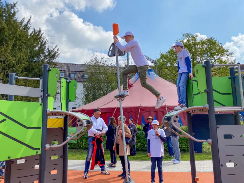 Kinder auf einem Spielplatz.