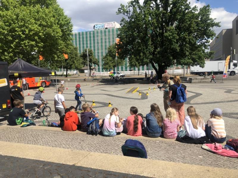 Viele Kinder auf dem Trammplatz vor dem Neuen Rathaus.