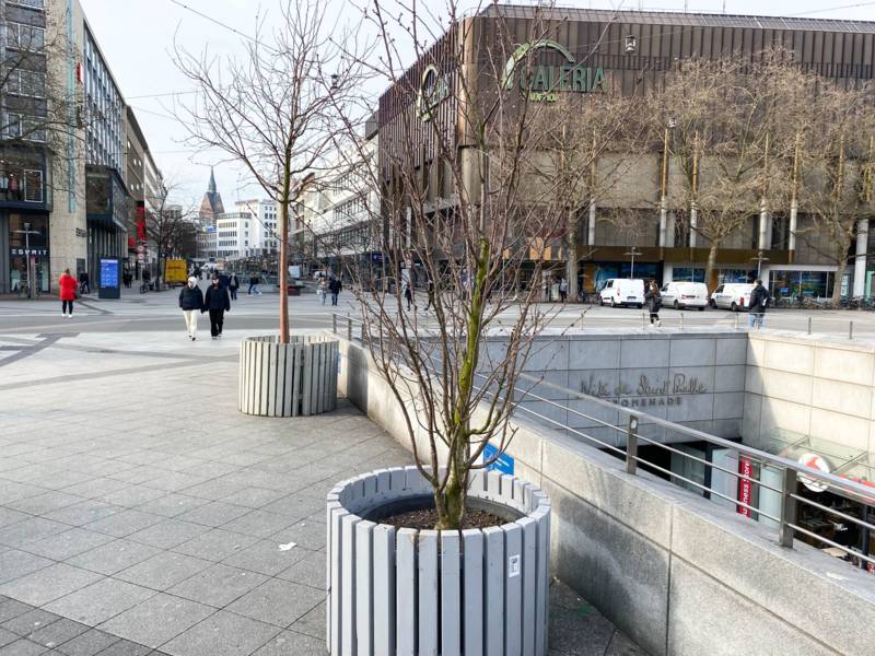 Pflanzk&uuml;bel in einer Fu&szlig;g&auml;nger*innenzone.