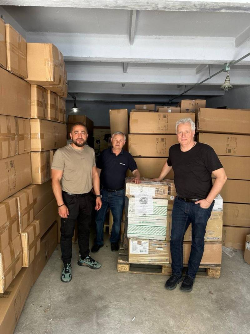 Ehrenamtliche beim Entladen der Hilfslieferungen in Mykolajiw