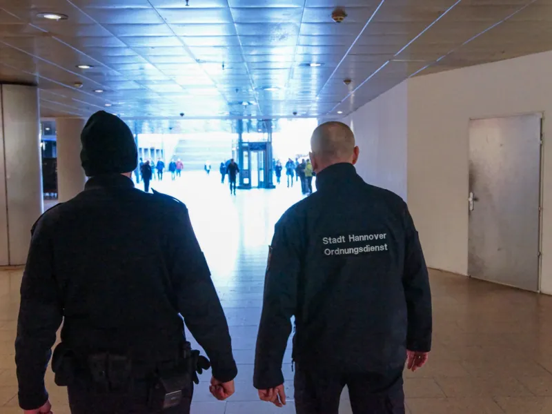 Zwei Mitarbeiter des st&auml;dtischen Ordnungsdienstes im Einsatz.