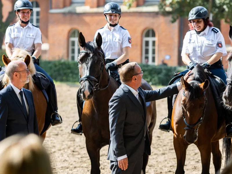 Polizeipr&auml;sident Volker Kluwe und der Innenminister Boris Pistorius besuchen den neuen Reitplatz