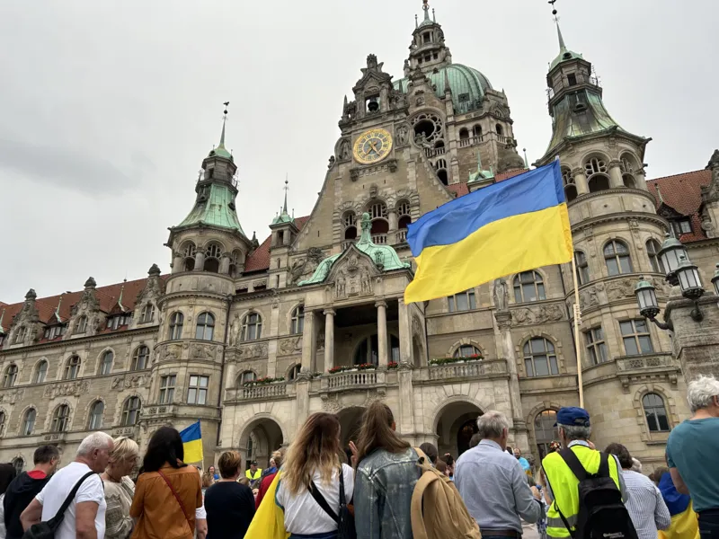 Die ukrainische Flagge vor dem Neuen Rathaus.