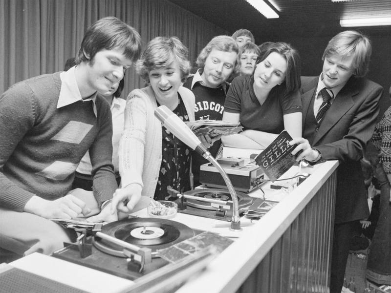 07.04.1978: Abschiedsabend von Schüler*innen aus der Partnerstadt Bristol – Schallplatten werden aufgelegt.
