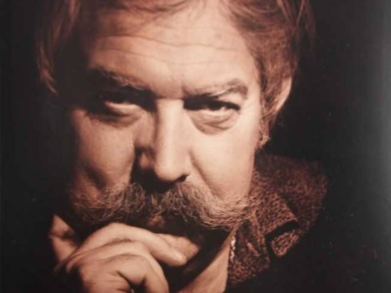 Porträt eines Mannes mit stattlichem Schnauzbart