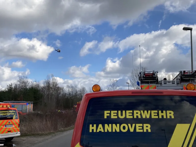Autos der Feuerwehr und ein Polizeihubschrauber