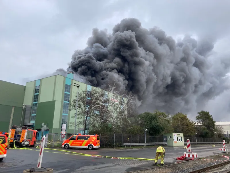 Gro&szlig;e Rauchwolken &uuml;ber einem Geb&auml;ude