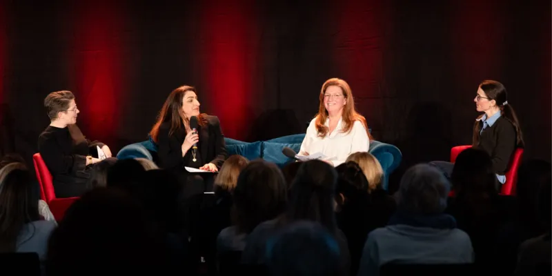 Vier Frauen sitzen auf einer Bühne bei einem Podiumsgespräch