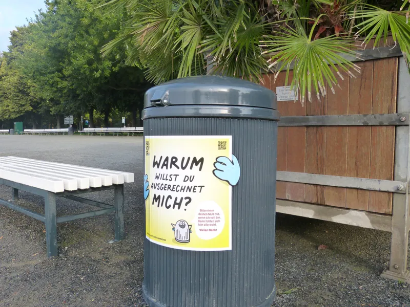 M&uuml;lleimer neben einer Bank. Darauf steht "Warum willst Du ausgerechnet mich?".