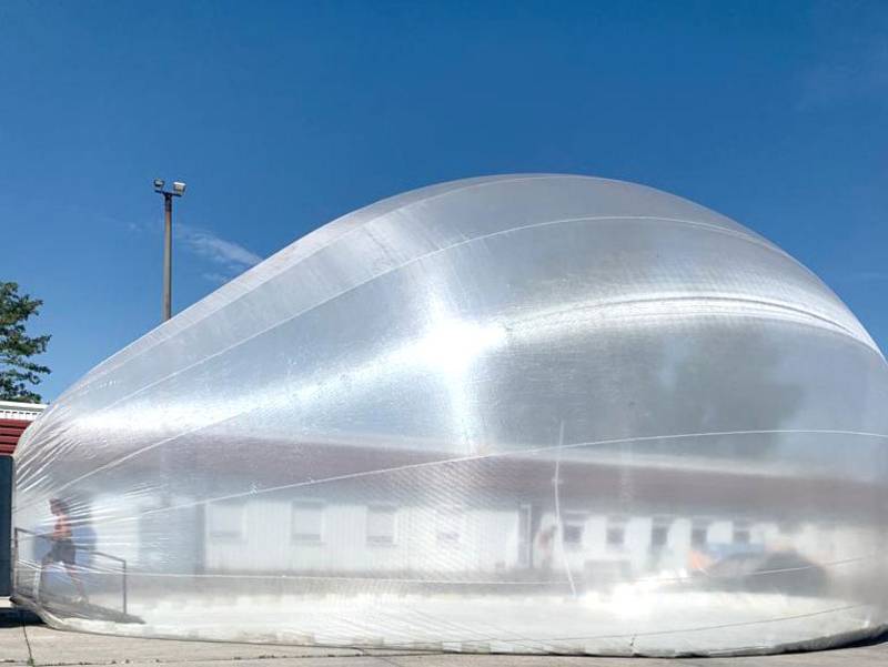 Das Städtoskoop besteht aus einem umgebauten, mit Stahlblech ausgekleideten Anhänger, aus dem heraus sich eine pneumatische Raumhülle wie eine Bubble entfaltet.