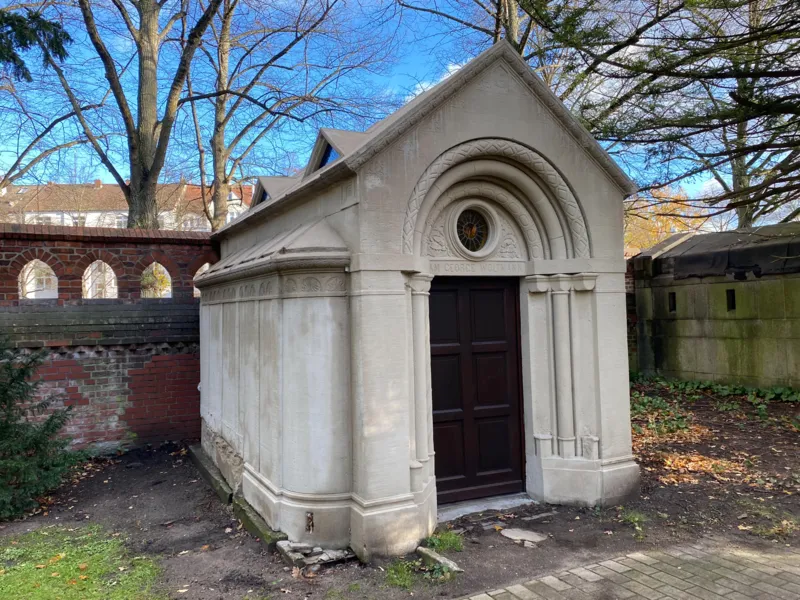 Ein Mausoleum von au&szlig;en.
