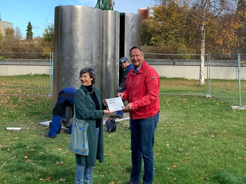 Bezirksb&uuml;rgermeister Bernd R&ouml;del und Anne Prenzler (Kulturb&uuml;ro Hannover) vor dem Kunstobjekt "Stahl 68" von Erich Hauser