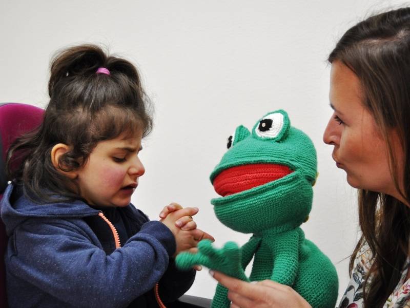 Frau  mit blindem M&auml;dchen und Kuscheltier