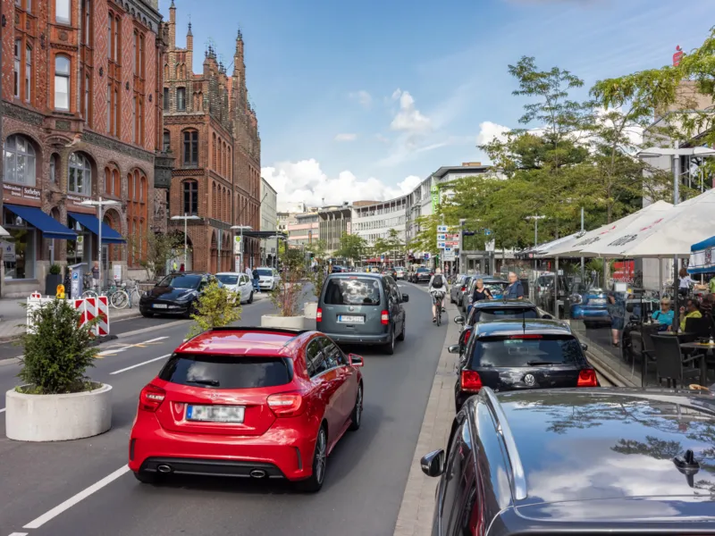 Eine Stra&szlig;e in der Innenstadt von Hannover.