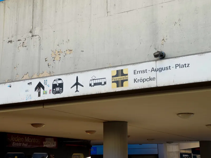 Eine Verkehrsunterf&uuml;hrung, auf der "Ernst-August-Platz" und "Kr&ouml;pcke" steht.