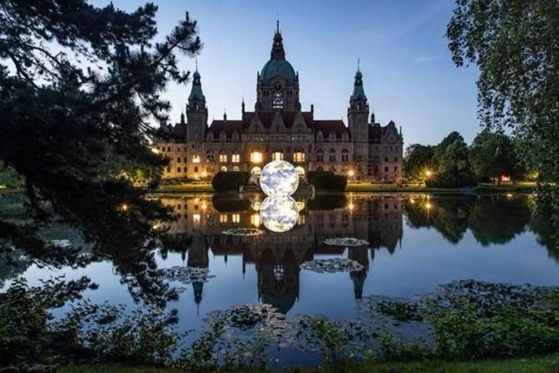 Beleuchteter schwimmender Globus auf dem Maschsee