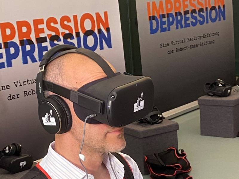 Ein Mann mit einer VR-Brille.