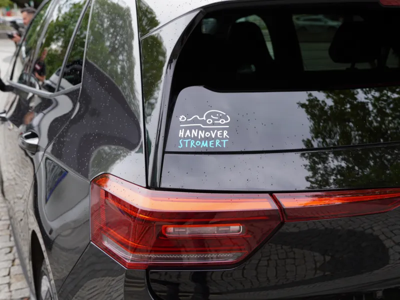 Ein Fahrzeug von hinten mit der Aufschrift Hannover stromert