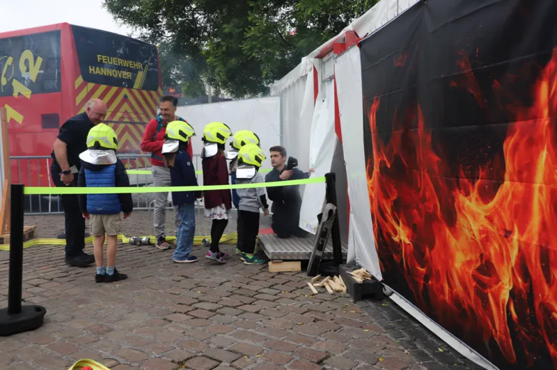 Kinder vor einem Feuerwehrzelt