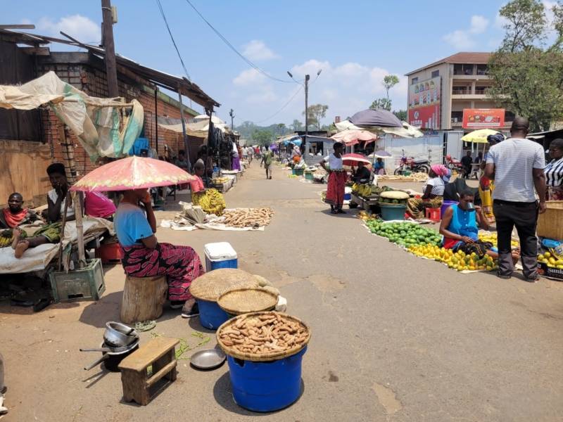 Auf dem Markt in Blantyre gibt es Lebensmittel und viele weitere Dinge für den täglichen Bedarf.