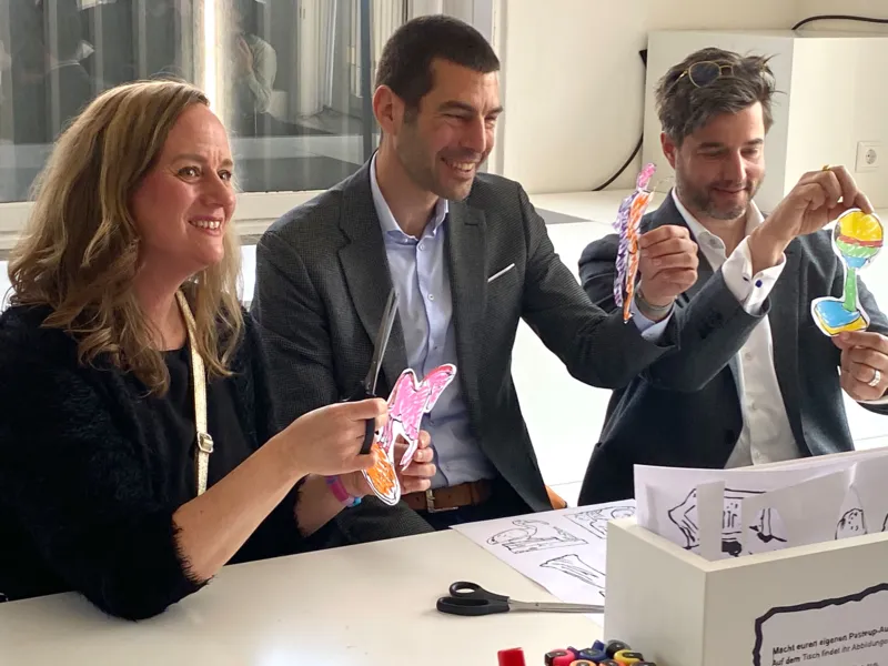 Anne Gemeinhardt (Direktorin der Museen f&uuml;r Kulturgeschichte Hannover), Axel v. d. Ohe (Finanz- & Ordnungsdezernent der LHH) und Martin S&auml;mmer (Gr&uuml;nder von M A F Studio) zeigen ihre kreative Seite im "Sammler*s". Gemeinsam gestalten sie ihre Lieblingsst&uuml;cke aus der MAK-Sammlung und tragen somit zur dynamischen Installation bei, die vom niederl&auml;ndischen Streetart-Kollektiv Kamp Seedorf und MAF Studio inszeniert wurde.