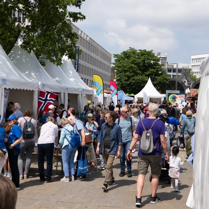 Rund 24.000 Besucher*innen nahmen am Europafest am 01.06 auf dem Opernplatz teil.