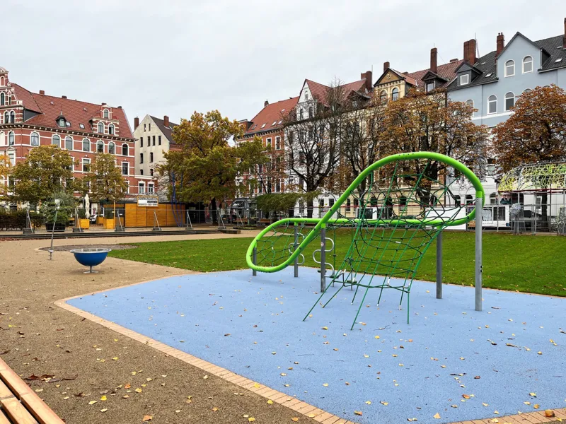 Spielger&auml;te auf einer neugestalteten Gr&uuml;nfl&auml;che.